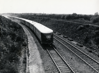 160573 Afbeelding van vier gekoppelde diesel-electrische treinstellen DE 3 (serie 11-50) van de N.S. ten westen van ...